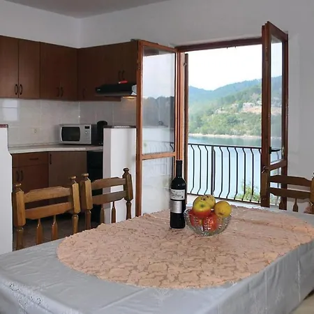 Three-bedroom In Mljet Апартаменты Полаче
