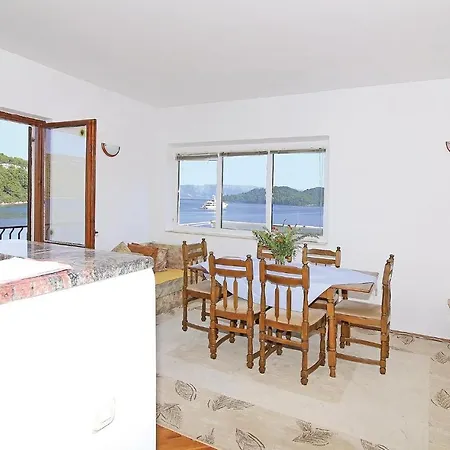 Three-bedroom In Mljet Апартаменты Полаче